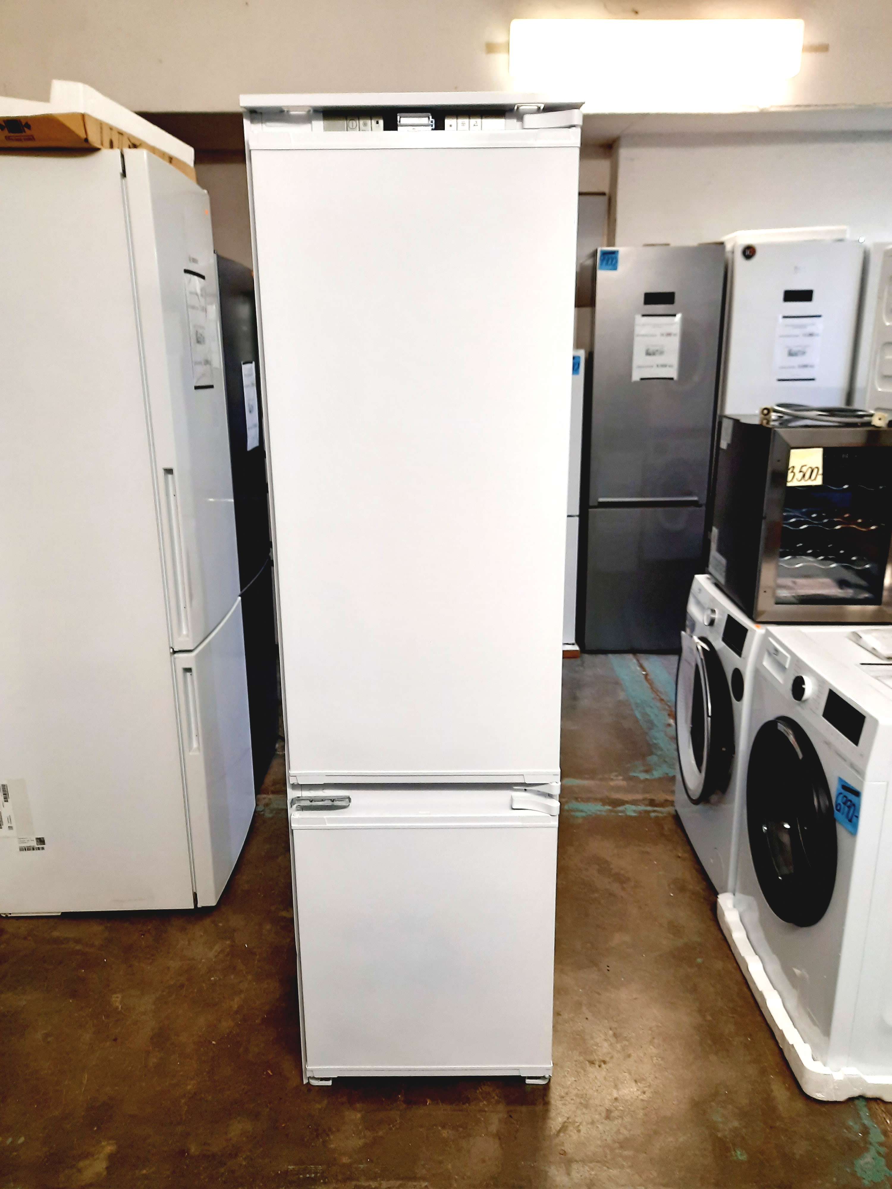 Vestavná lednice Grundig, výška 193 cm GKNI25940N