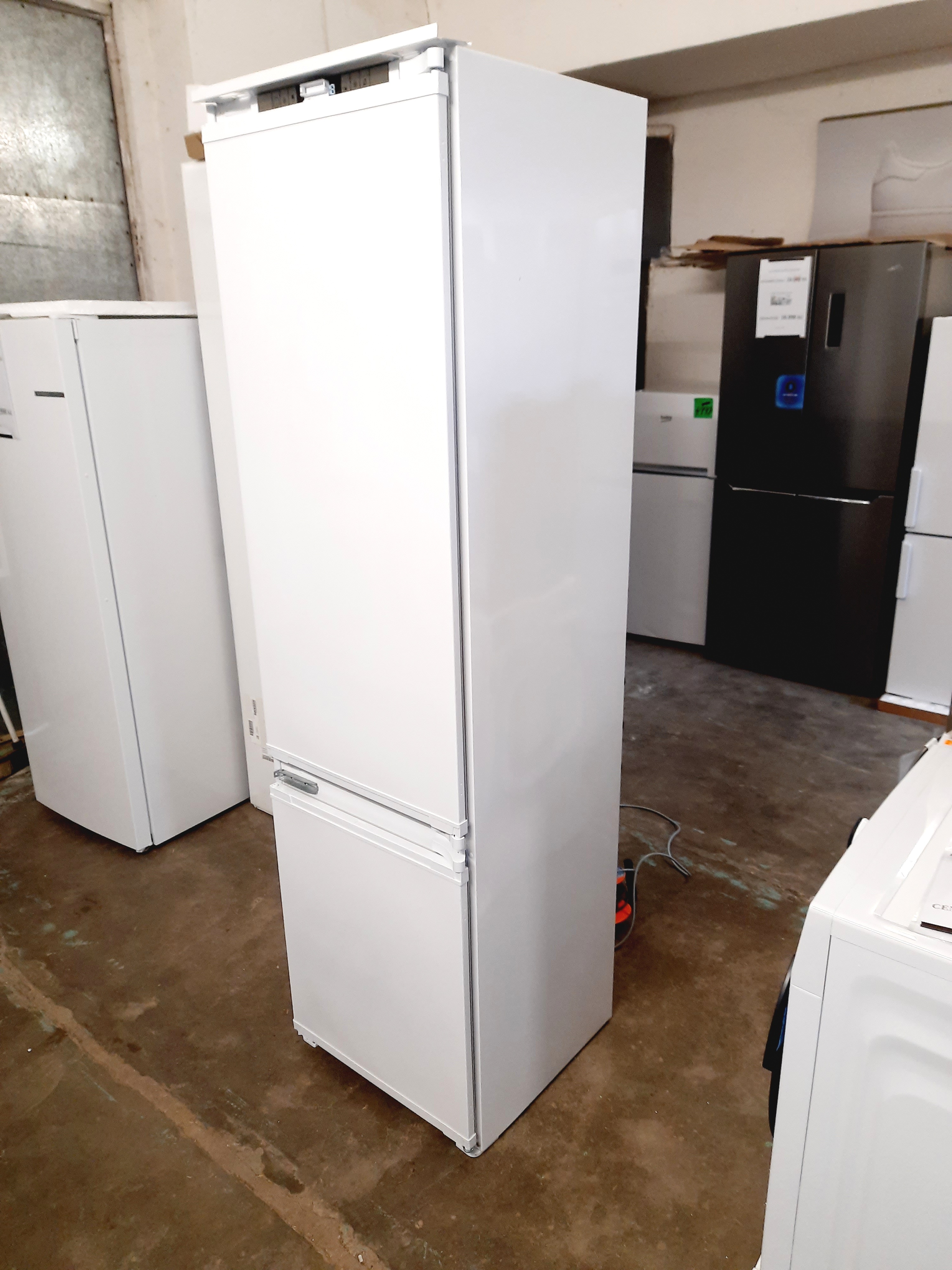 Vestavná lednice Grundig, výška 193 cm GKNI25940N