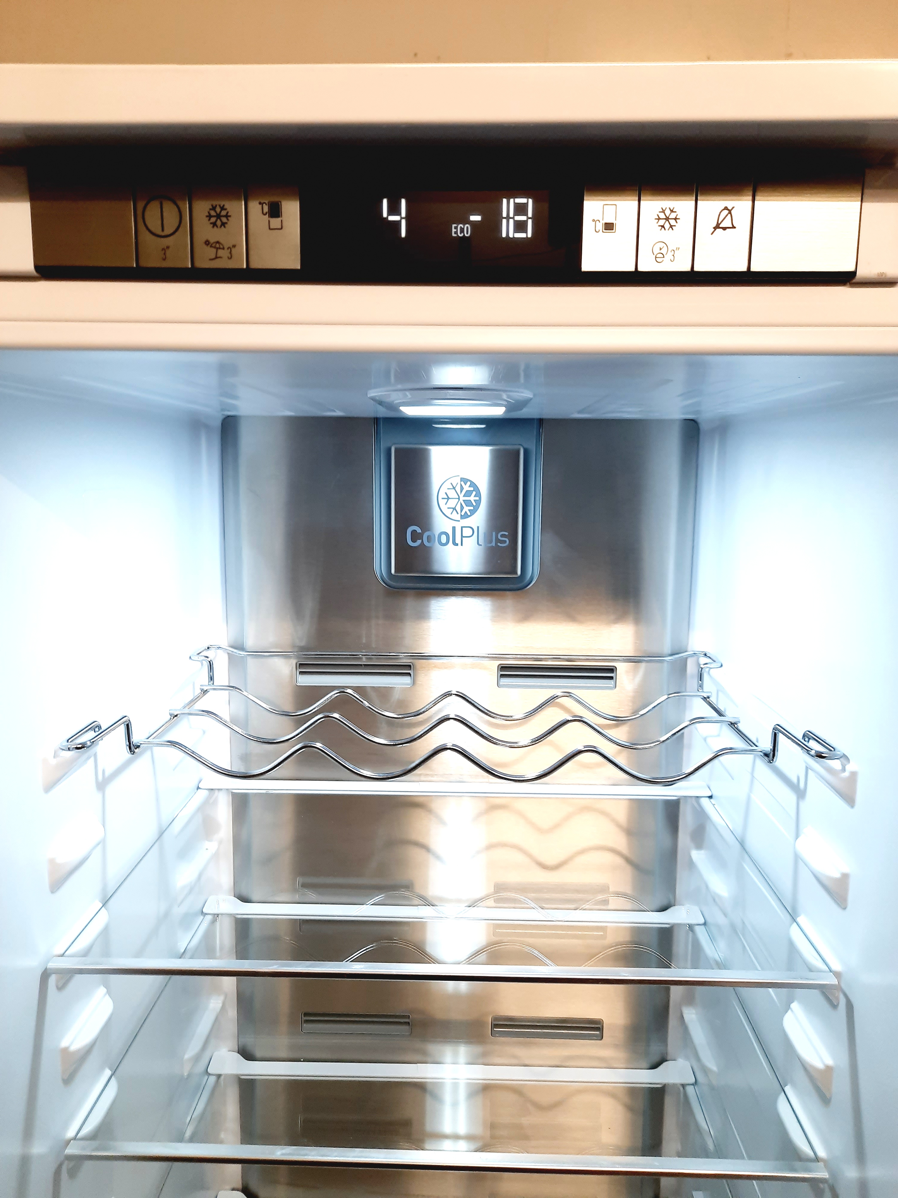 Vestavná lednice Grundig, výška 193 cm GKNI25940N