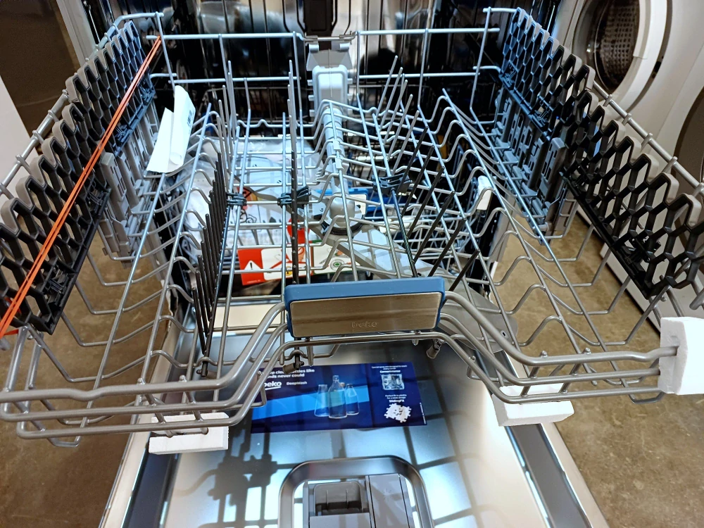 Vestavná myčka Beko 60 cm , ZÁRUKA BDIN38646D  Běžné ceny ..... 14.000 Kč