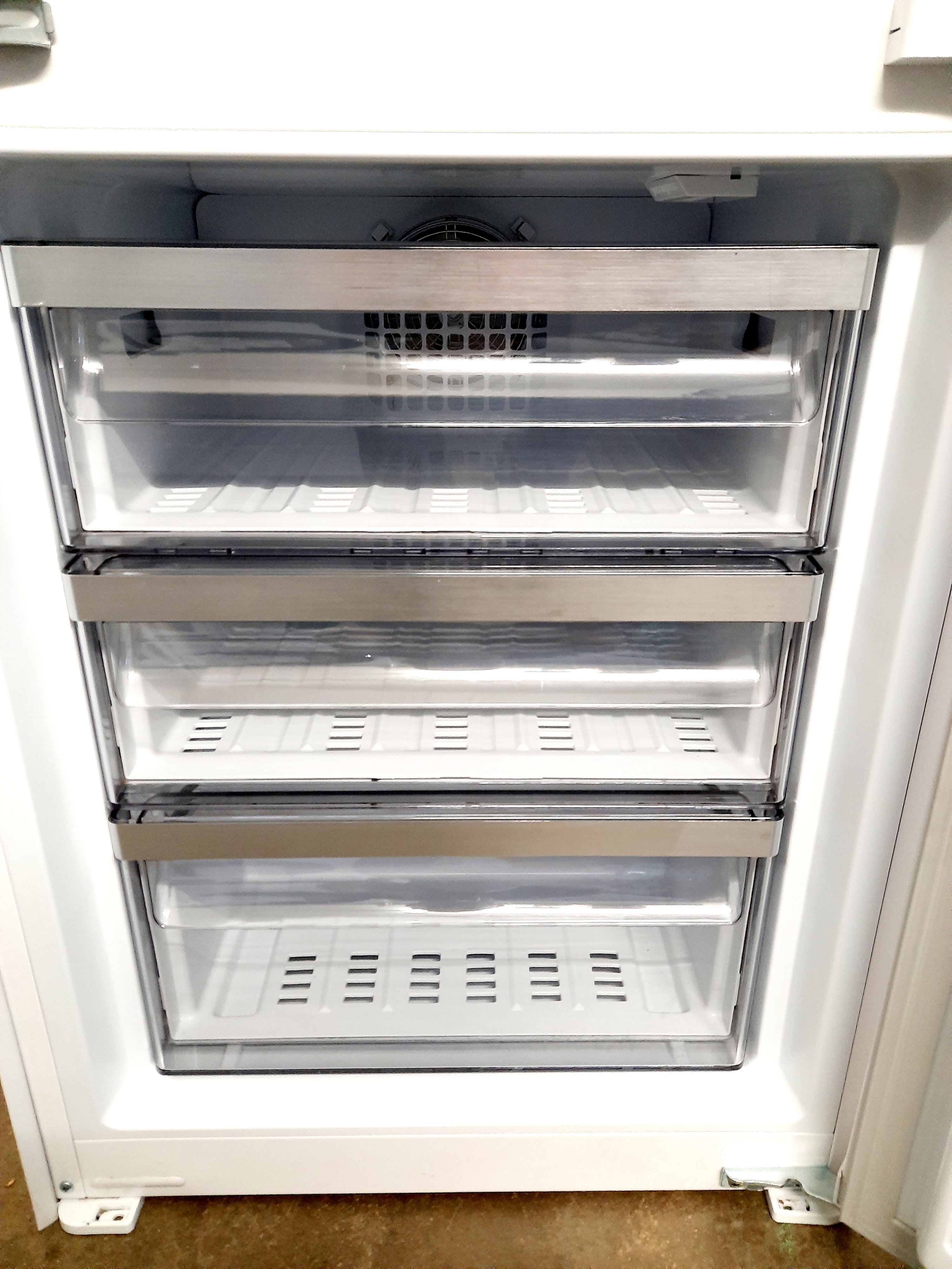 Vestavná lednice Grundig, výška 193 cm GKNI25940N