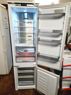 Vestavná lednice Grundig, výška 193 cm  GKNI25940N 